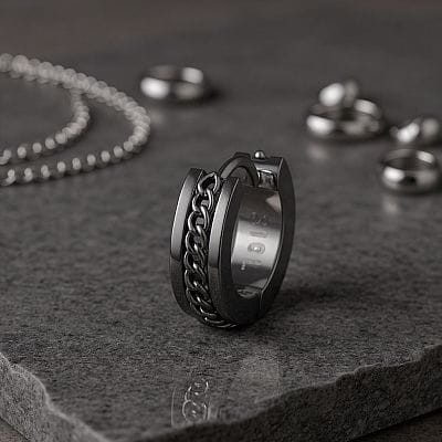 Przejdź do produktu Czarne kółeczko huggie z łańcuszkiem