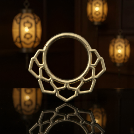 Wyjątkowe kółeczko typu clicker z ażurową, koronkową ozdobą w kształcie lotosu, w eleganckiej złotej wersji z trwałą powłoką PVD