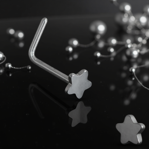 Przejdź do produktu Zagięty kolczyk do nosa z gwiazdką