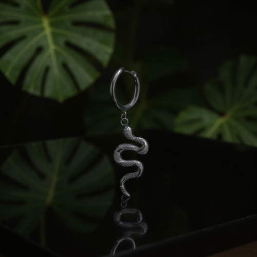 Przejdź do produktu Czarne kółeczko huggie z wężem