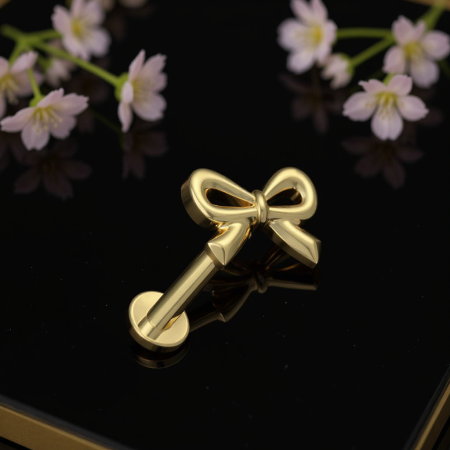 Złoty labret Kokardka Uroczy labret w kształcie kokardki, który nadaje piercingowi delikatnego i romantycznego charakteru.