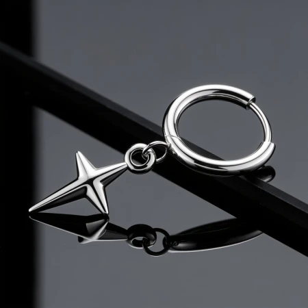 Kolczyk Huggie Star Cross Dangle – stal chirurgiczna 316L