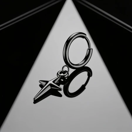 Czarny kolczyk Huggie Star Cross Dangle – stal chirurgiczna 316L PVD Uroczy kolczyk typu huggie ozdobiony efektowną zawieszką w kształcie gwiaździstego krzyża.