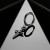 Czarny kolczyk Huggie Star Cross Dangle – stal chirurgiczna 316L PVD Uroczy kolczyk typu huggie ozdobiony efektowną zawieszką w kształcie gwiaździstego krzyża.