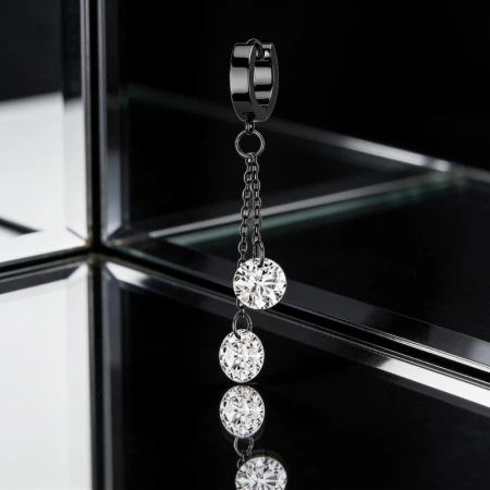 Czarny kolczyk Huggie Double Crystal Dangling – stal chirurgiczna 316L PVD Uroczy kolczyk typu huggie ozdobiony efektowną zawieszką składającą się z dwóch delikatnych łańcuszków zakończonych dużymi, lśniącymi białymi cyrkoniami sześciennymi.
