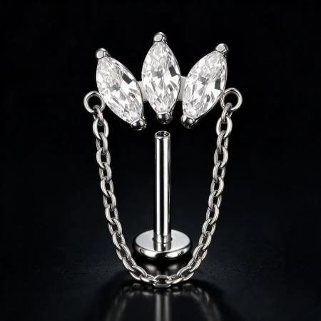 Elegancki labret wykonany z tytanu ASTM F-136 klasy implantologicznej, ozdobiony efektowną koroną z białymi cyrkoniami sześciennymi o szlifie markiza.