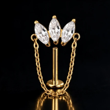 Elegancki labret wykonany z tytanu ASTM F-136 klasy implantologicznej pokrytego trwałą złotą powłoką PVD, ozdobiony efektowną koroną z białymi cyrkoniami sześciennymi o szlifie markiza.