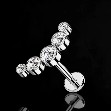 Cluster labret z 5 białymi cyrkoniami o różnych rozmiarach (od 4 mm do 2 mm), ułożonymi w symetryczny łuk.