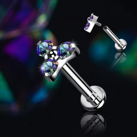 Elegancki labret tytanowy Trinity z trzema cyrkoniami Swarovski w kolorze Vitrail Medium - wielowymiarowy odcień Vitrail Medium efektownie odbija światło, ukazując różne refleksy w zależności od kąta padania.