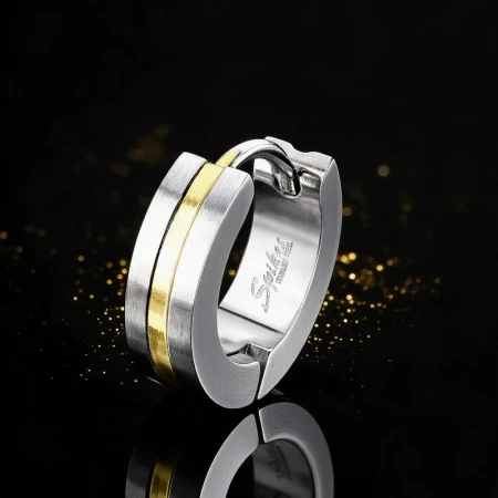 Stylowe kółeczko Huggie Gold Stripe to wyjątkowe połączenie srebrnego i złotego wykończenia. Srebrna obręcz ze złotym paskiem biegnącym przez środek tworzy efekt dwóch srebrnych obręczy przeplatanych jedną złotą.