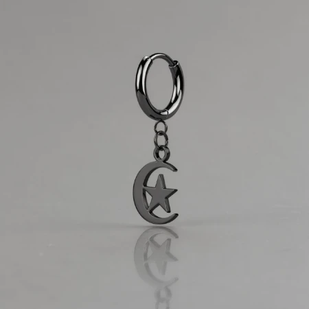 Oryginalne czarne kółeczko Huggie Moon &amp; Star z zawieszką w kształcie księżyca i gwiazdy to wyjątkowa propozycja dla miłośników biżuterii inspirowanej kosmosem