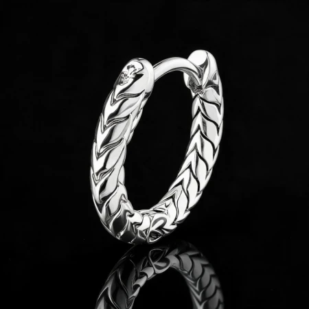 Kółeczko Huggie Srebrne Żłobienia – Antique Silver Klasyczne srebrne kółeczko Huggie z dekoracyjnymi żłobieniami to ponadczasowy dodatek, który doskonale uzupełni zarówno codzienne stylizacje, jak i bardziej wyraziste kompozycje z biżuterii.