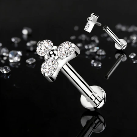 Elegancki tytanowy labret Trinity z trzema białymi cyrkoniami sześciennymi to ponadczasowa propozycja dla miłośników subtelnej, błyszczącej biżuterii.