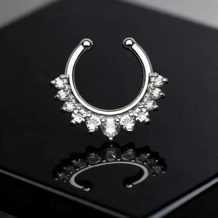 Fake Septum Multi Crystals to efektowna ozdoba, która pozwoli Ci cieszyć się wyglądem piercingu bez konieczności wykonywania przekłucia!