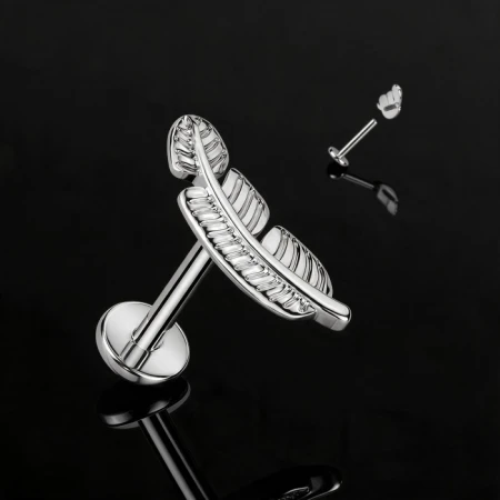 Tytanowy labret z misternym piórkiem 11,2 mm, hipoalergiczny i trwały. Idealny do helix, lobe, tragus. Połączenie elegancji, wytrzymałości i komfortu dla wrażliwej skóry. Subtelny, ponadczasowy dodatek do piercingu.