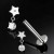 Star Crystal Dangle łączy niewielką gwiazdkę z geometrycznym szlifem i subtelnie zwisającą białą cyrkonię, tworząc lekką, biżuteryjną kompozycję.