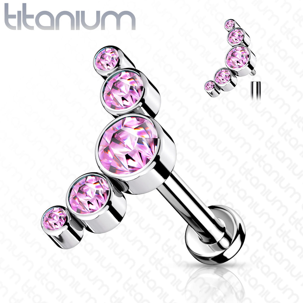 Tytanowy labret z 5 różowymi cyrkoniami  Swarovski  Wykonany z tytanu G23 – idealny do świeżych przekłuć i dla alergików. Nakrętka 5,5 × 12 mm. Do helix, lobe, conch, flat.