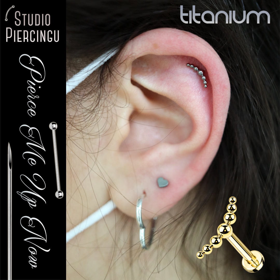 tytanowy labret z clusterem z malutkich kuleczek, tworzących łuk zaprezentowany w przekłuciu helix