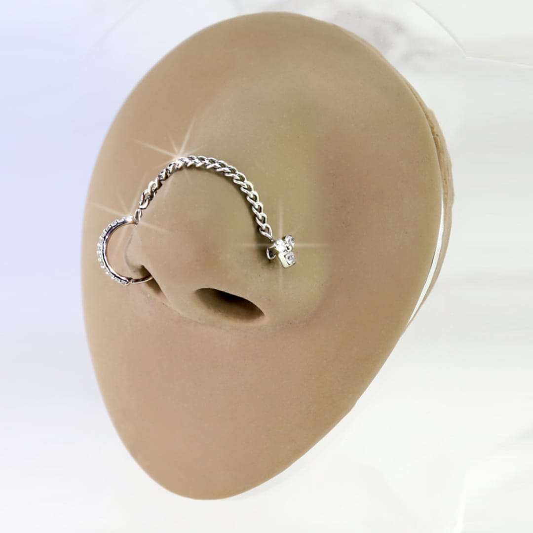 łańcuszek do nosa - łączący dwa nostrile zaprezetowany na silikonowym modelu nosa