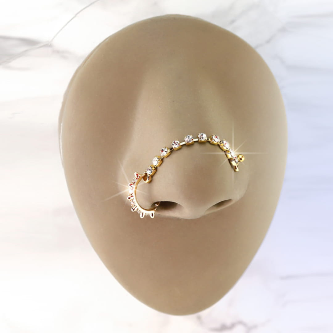 zloty-lancuszek-do-nosa-krysztalki- na-silikonym-modelu-nosa