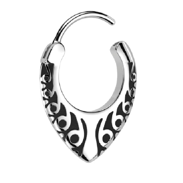 Kółeczko Tribal Teardrop łączy orientalny styl z nowoczesną funkcjonalnością. Owalny kształt przyciąga wzrok, a łatwy klik pozwala na szybki montaż i wymianę. Idealne dla osób ceniących subtelną, ale wyrazistą biżuterię.