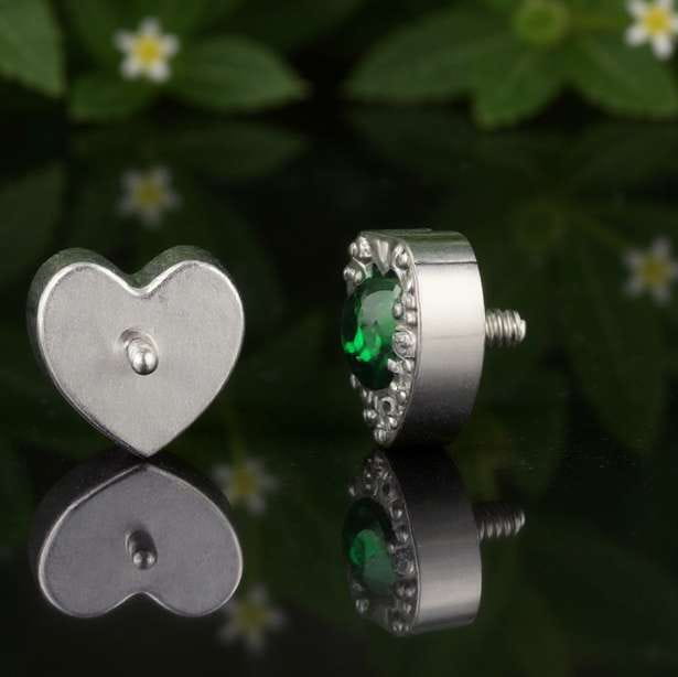 Centralny kamień otacza subtelna kompozycja 11 drobnych, krystalicznie białych cyrkonii, tworzących wokół niego świetlistą oprawę