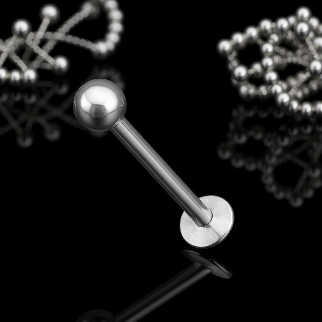 Labret push in z kuleczką. Bez gwintu, ozdoba wpychana na zakrzywionym pręciku z malutką kulką, która zapewnia idealne przyleganie.