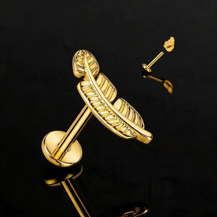 Tytanowy labret z złotym piórkiem 11,2 mm, wykonany z hipoalergicznego tytanu G23 z powłoką PVD. Elegancki, trwały i odporny na ścieranie. Idealny do helix, lobe, tragus – subtelny, nowoczesny akcent w Twoim piercingu.